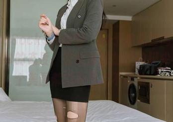 BoBoSocks袜啵啵 – 稚予的黑丝间或透出绝妙的态度，搭配那微加固的脚尖，整个美图都显得有点不简单。