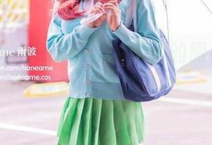 校服写真，HaneAme雨波的眼神竟透着些许倔强和调皮