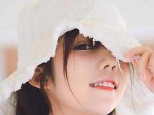 喵糖映画：高清壁纸里的香肩美眉，偷偷来舔屏！