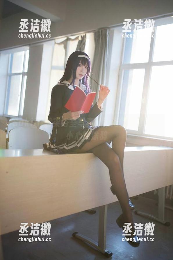 Sakiiii翎柒 Sakiiii翎柒浴室写真:泡泡的诱惑和不小心的涂鸦