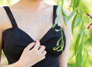 UGirls尤果网 – 徐梓伊的双人私拍，简约却又有点小暗示，我的注意力停在哪儿了？