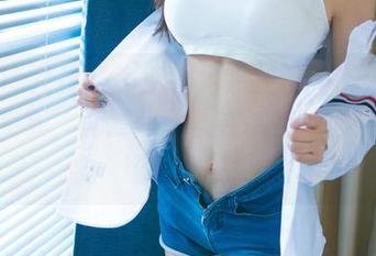 UGirls尤果网 – 空姐风采独特的诗朵雅：新图更新，让我想赶紧尝试空中服务的职场小心机！