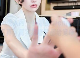Xiuren秀人网 – 小薯条nienie和她的豹纹写真，属实把墙壁都给宠坏了！