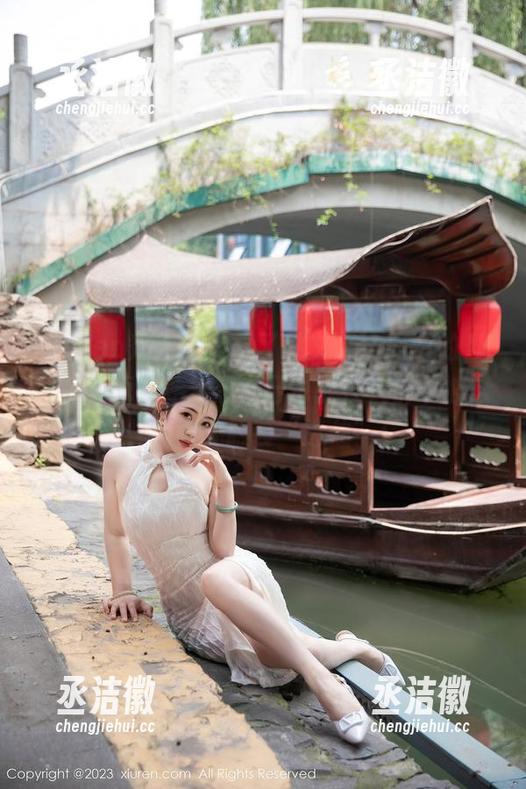 Xiuren秀人网-林文文yooki Xiuren秀人网 - 看了林文文yooki的JK作品,我开始幻想自己也能在人群中被这样亮眼的服装“迷住”!