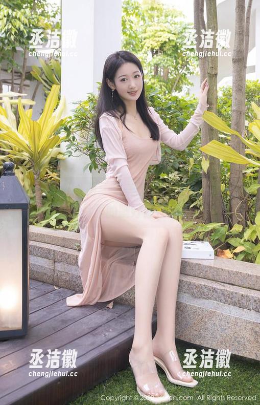 Xiuren秀人网-田冰冰 Xiuren秀人网 - 集美腿和黑丝于一身,田冰冰图片里的腿好像在低语。。