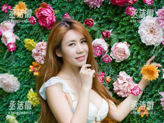 YouWu尤物馆-Amrita贞贞 YouWu尤物馆 - 哇哦,最新Amrita贞贞图包,眼镜在她的脸上神奇地玩起来了!