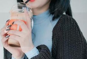 无圣光！Zia(지아)和她的另一半，被连体衣锁住了，连蹲都得联动！