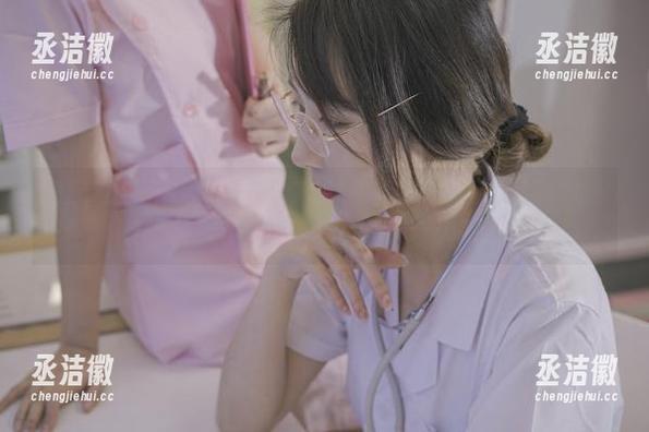 云溪溪 一组云溪溪的校服美图,明明是青春气息,却又让我想到了很多暧昧的小心思。
