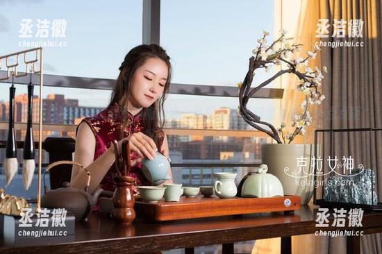 克拉女神-珊珊 克拉女神 - 珊珊展示旗袍美姿,私拍合集里难道就没有一点点版权问题吗?哈哈!