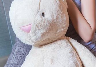 头条女神 – 看周熙妍最新短裤原图，哈哈，完全是一种新风味的懒散感。