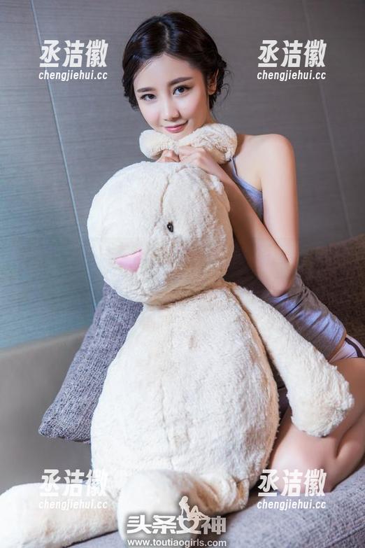 头条女神-周熙妍 头条女神 - 看周熙妍最新短裤原图,哈哈,完全是一种新风味的懒散感。