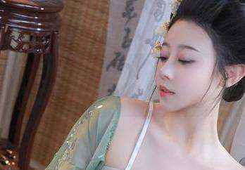 深入无圣光的奈汐酱Nice花嫁美图——这场景不小心让我想起了一棵长出无数心形叶子的树。