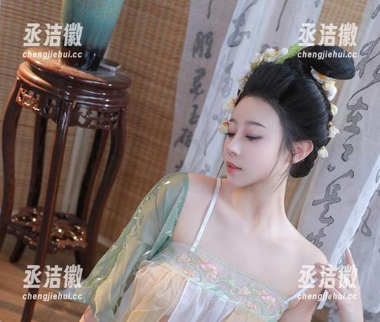 奈汐酱Nice 深入无圣光的奈汐酱Nice花嫁美图——这场景不小心让我想起了一棵长出无数心形叶子的树。