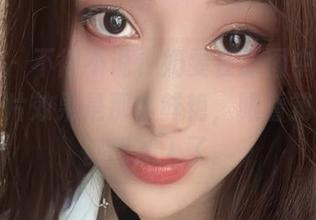 微密圈 – 不得不说，奶雯在原图中穿着花裙，照片效果是那么鲜艳，眼看第三只手都想加入了。