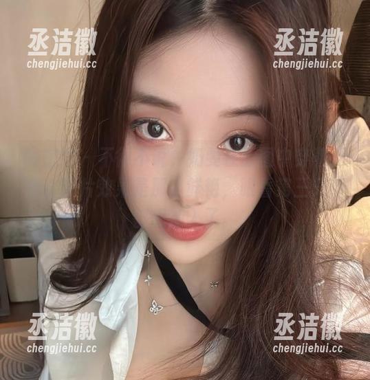 奶雯 微密圈 - 不得不说,奶雯在原图中穿着花裙,照片效果是那么鲜艳,眼看第三只手都想加入了。