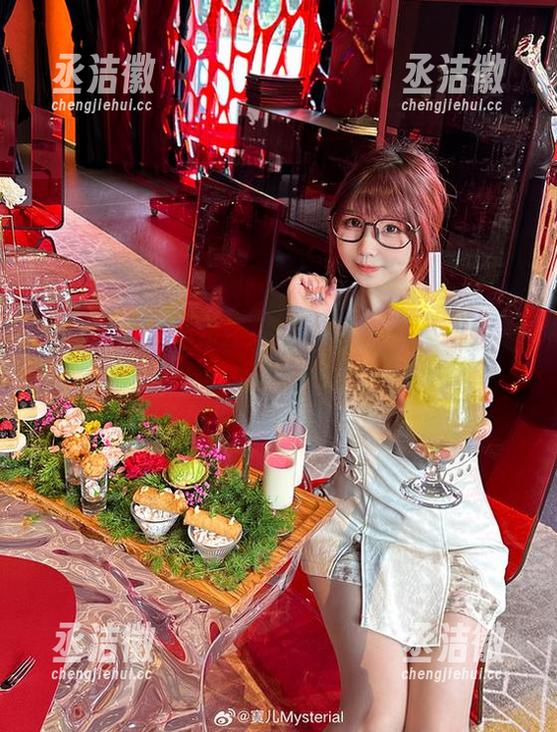 宝儿mysterial 为何无圣光的灰丝能让宝儿mysterial变得如此引人注目?图片不说你们猜!