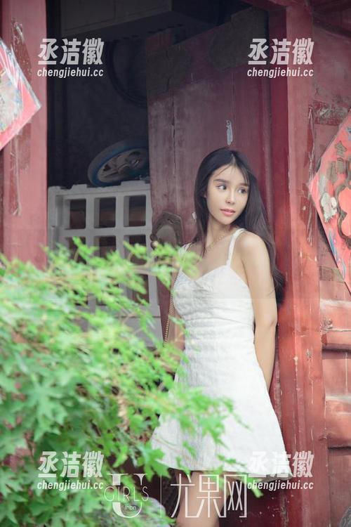 尤果网-莉恩 尤果网 - 莉恩最新的自拍套图更新,有种“敷衍也好看”的轻松感。