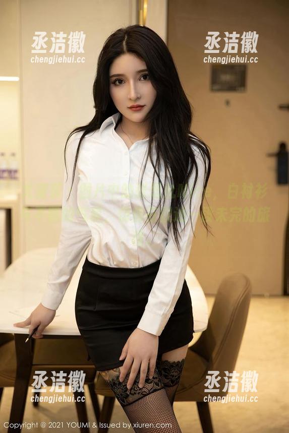 尤蜜荟-张思允Nice 尤蜜荟 - 图片中的张思允Nice,白衬衫与不羁的气质,仿佛在叙述一段未完的旅程。