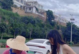 微密圈 – 就是阿朱啊4月写真，我都快忘记季节了，套图这么主动，谁能顶得住？