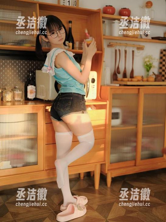 幼水铃衣 原图有何不可,幼水铃衣穿的白裙私房照,不过如此而已,却让我想知道她背后的衣柜!