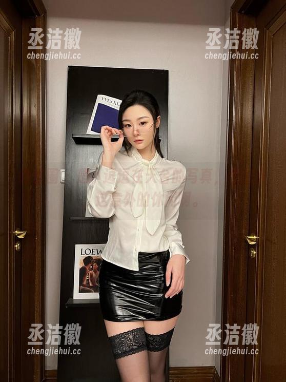 是小逗逗 微密圈 - 是小逗逗在天台的写真,我的天,这意外的休闲啊。