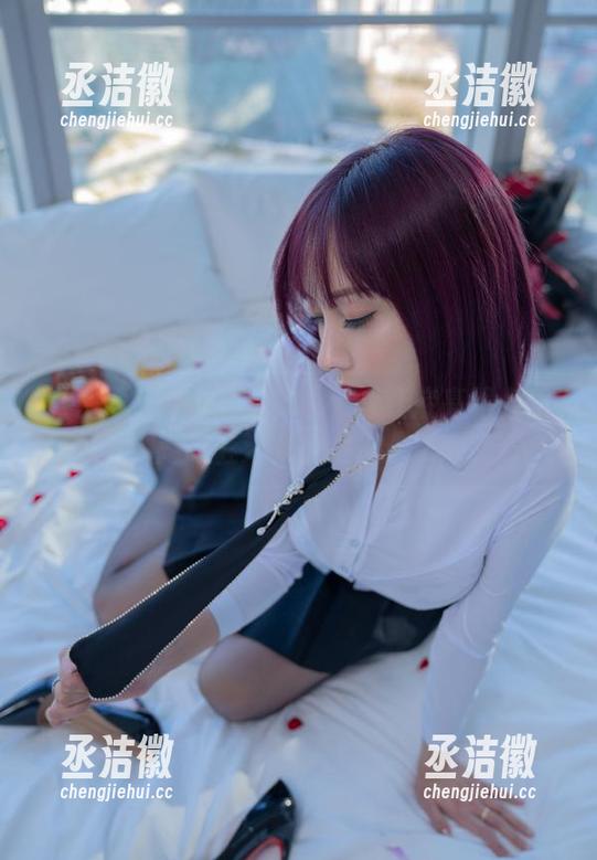 果儿Victoria 微密圈 - 果儿Victoria的红底高跟合集:高跟鞋还是王者的最爱?