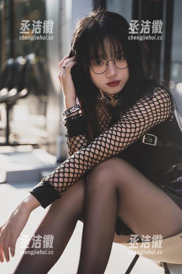 柒柒不可爱 柒柒不可爱在白丝死库水里翻滚,全套下载注意事项!