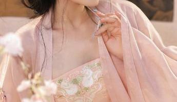 你有短裙，我有桃暖酱的写真，这就是“裙子对话”的完美合作！