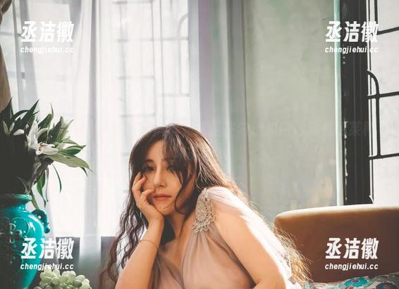 樱晚gigi 这不单是樱晚gigi的风华,这是在勾动你内心深处的某种冲动吧?