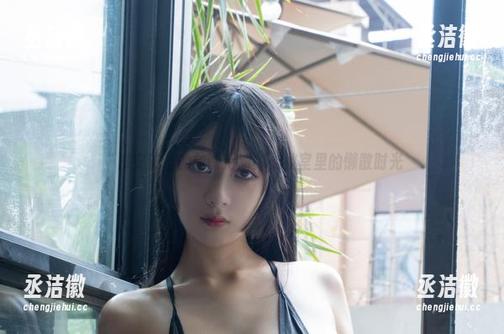 浅安安 “浅安安”的放课后图集,教室里的懒散时光