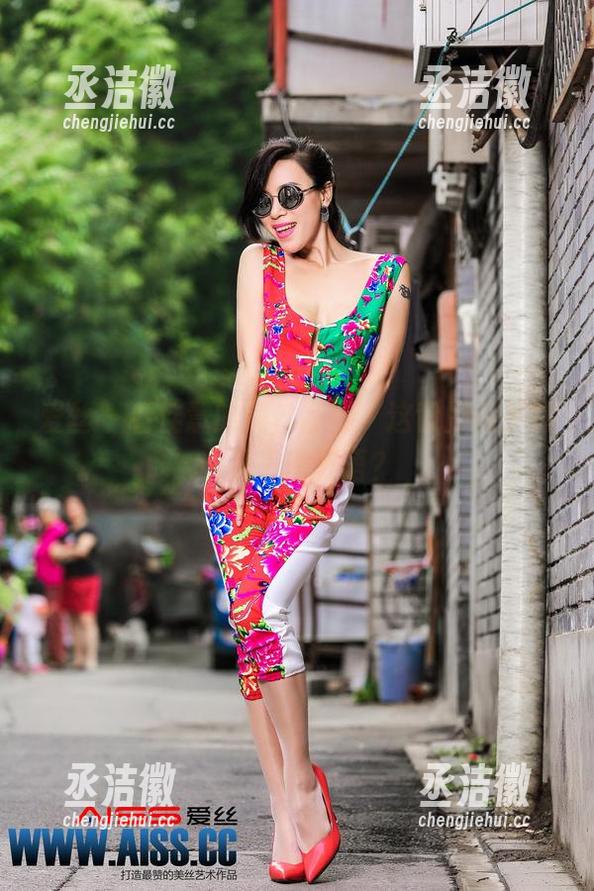 爱丝-佳慧 爱丝 - 看佳慧的黑丝写真,这背影似乎在说着千言万语?
