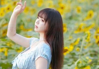 懵了，皮皮奶可可爱了啦走复古路线，连体照片热辣辣的，怎么看都像电影场景