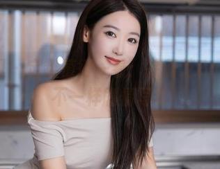 秀人网 – 定制值得一看：徐莉芝Botty的不一样剧情写真