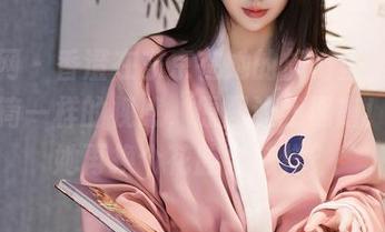秀人网 – 香澄在东京在她的旗袍里，如同万花筒一样的视感，原图让我琢磨！好奇她再换个花腔会怎样？