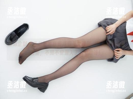 紧急企划-龙崎聆音 紧急企划 - 当龙崎聆音变成取景女孩时,这组私拍的原图里,不知不觉混入了几分戏谑!