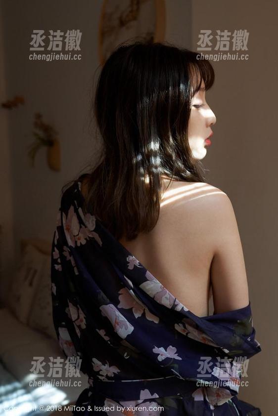 蜜桃社-小魔女lily 蜜桃社 - 小魔女lily的瑜伽写真:她在转动中,让我想起了风扇的菜单。
