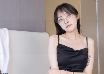 袜啵啵 – 小沫的最新作品集：红色匡威板鞋，快来见证鞋子的华丽转身吧！