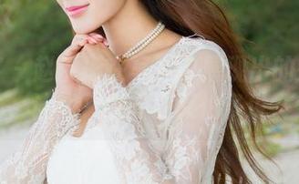 青豆客 – 赵伊彤在写真中展现出的死库水，让我又想开口又怕多说。