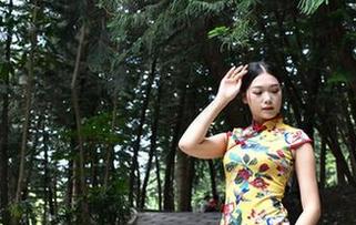 魔镜街拍 – 婷婷的白色吊带连衣裙，黑丝美腿在图片上，各种复杂情感几乎要溢出屏幕了！
