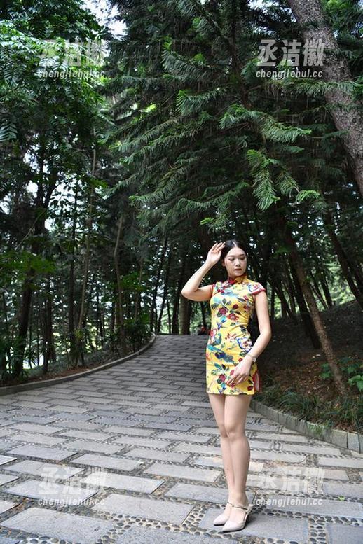 魔镜街拍-婷婷 魔镜街拍 - 婷婷的白色吊带连衣裙,黑丝美腿在图片上,各种复杂情感几乎要溢出屏幕了!