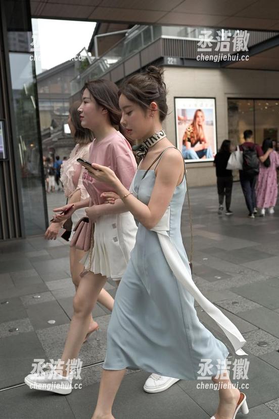 魔镜街拍 魔镜街拍的免费新鲜照片来了,牛仔裙小姐姐,腿我先给你留着了!