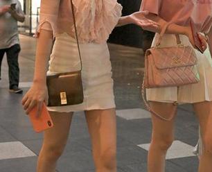 魔镜街拍：把小背心和短裙的全套写成一首歌，起码旋律好听！