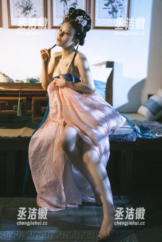 鹿八岁baby 鹿八岁baby女孩写真,总让我停留在美丽与意外之间,恍惚中看得入迷。
