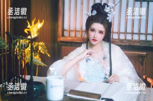 鹿八岁baby 难以置信,鹿八岁baby的高清cos遇上了妹妹,来来来,这波看得爽