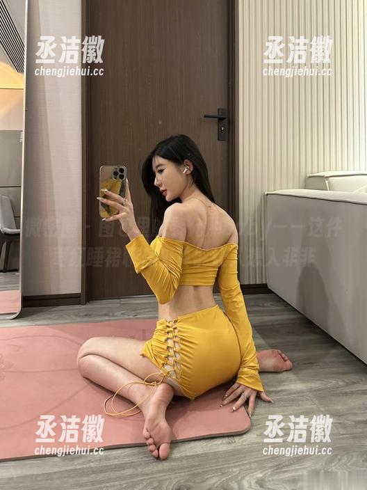 黎允熙baby 微密圈 - 图包里的黎允熙baby——这件枣红睡裙聊起来真能让人想入非非